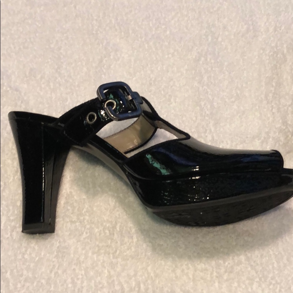 Naturalizer’s ‘kole’ 10 NARROW black patent heels